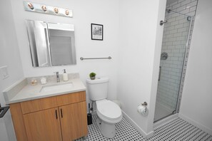 Shower, hair dryer, towels, soap - Chicago 4BR/3BA South Getaway Near McCormick Place (Chicago)
