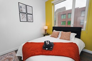 Iron/ironing board, WiFi, bed sheets - Chicago 4BR/3BA South Getaway Near McCormick Place (Chicago)