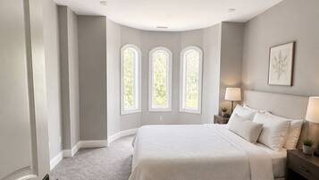5 bedrooms, iron/ironing board, internet, bed sheets