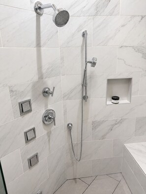 Bruser, boblebadekar, hårtørrer, bidet