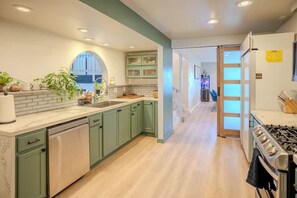 Coffee/tea maker, fridge, microwave, oven - Desert Rose Retreat ~ Sleeps 20 ~ Private Casita ~ 15 Min to Sedona (Cottonwood)