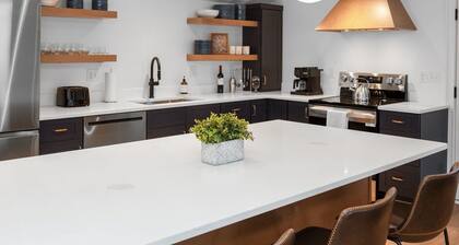 2-Bedroom Apt Near Beaches ~ 10 Min to Airport
