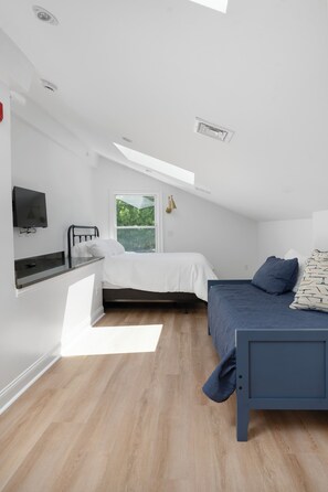 2 habitaciones, tabla de planchar con plancha y cuna de viaje 