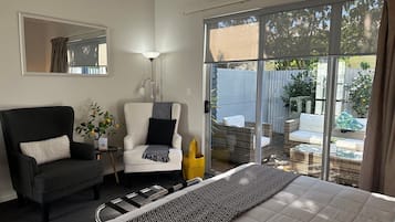 Superior Studio Suite, Patio, Courtyard View | Living area