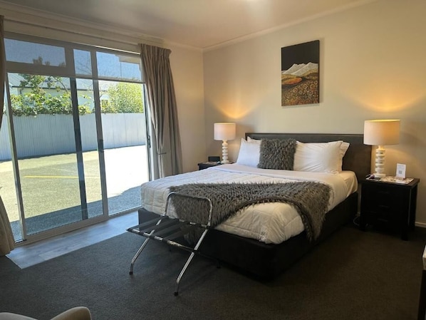Deluxe Studio | Blackout drapes, soundproofing, iron/ironing board, free WiFi - Two Tree Motel & Lodge (Blenheim)