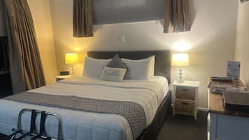 Deluxe Studio | Blackout drapes, soundproofing, iron/ironing board, free WiFi