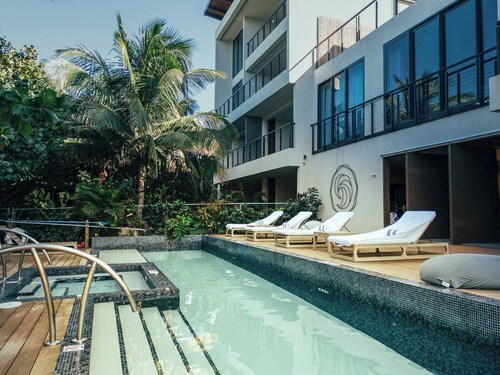 3 Bedroom Penthouse near to Seven Mile Beach, 5* Eco Hotel in Grand Cayman