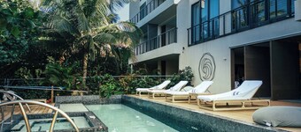3 Bedroom Penthouse near to Seven Mile Beach, 5* Eco Hotel in Grand Cayman