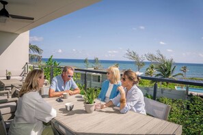 Outdoor dining - 3 Bedroom Penthouse near to Seven Mile Beach, 5* Eco Hotel in Grand Cayman (West Bay)