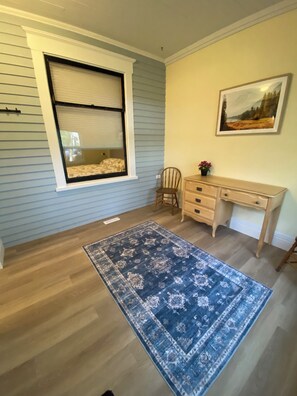 3 bedrooms, iron/ironing board, free WiFi, bed sheets - Charming home in Lethbridge with piano, beautiful neighborhood, central location (Lethbridge)