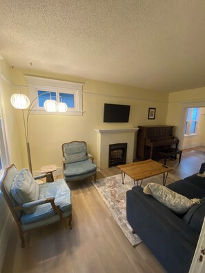 Smart TV - Charming home in Lethbridge with piano, beautiful neighborhood, central location (Lethbridge)