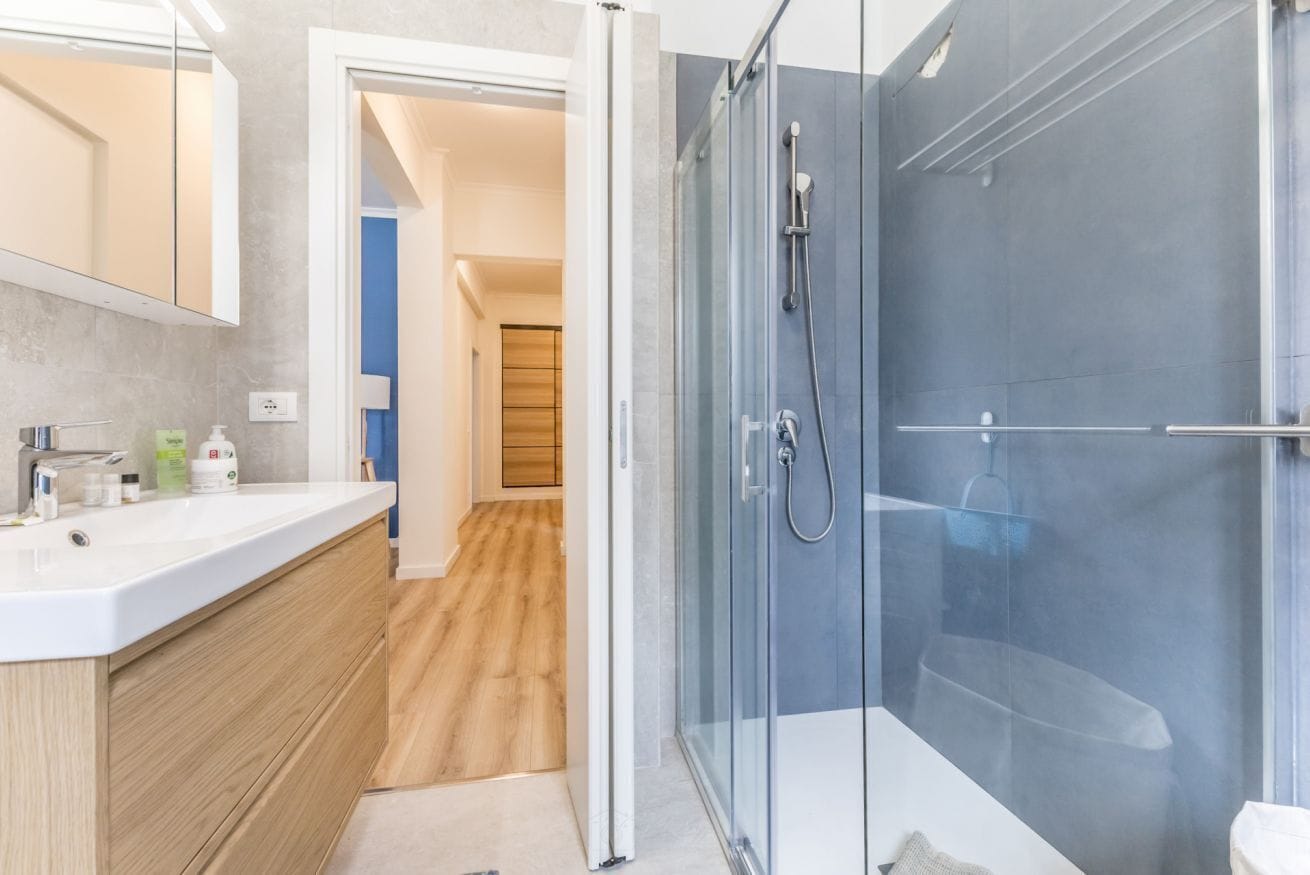 Doccia, asciugacapelli, bidet, asciugamani