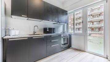 Frigorifero, microonde, forno, piano cottura