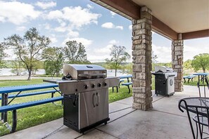 Outdoor dining - BLOCK Paradise Point 1br (Hollister)
