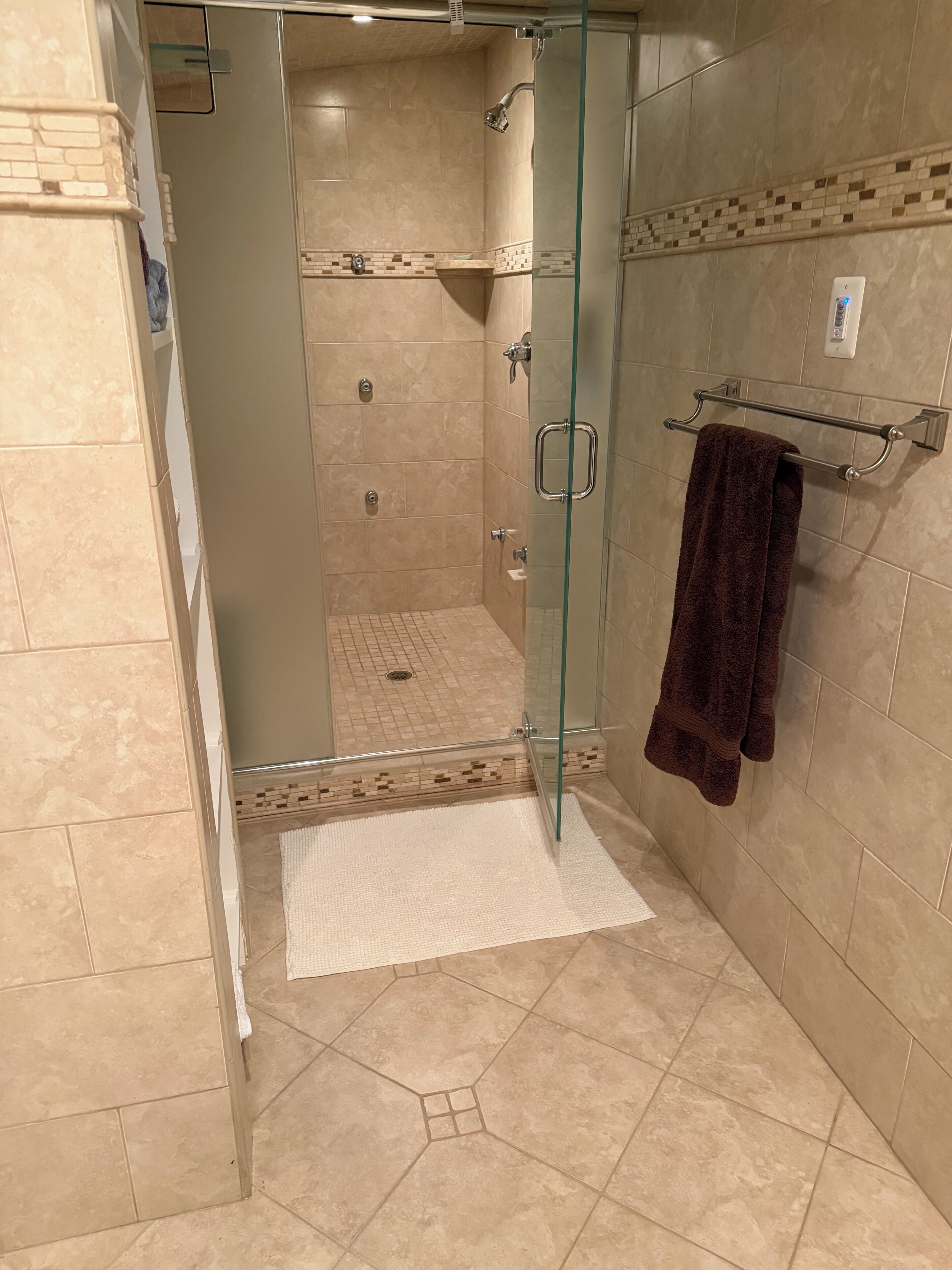 Douche, serviettes fournies, savon, papier de toilette