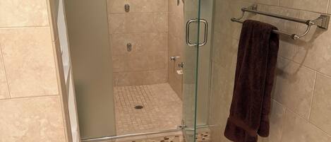 Douche, serviettes fournies, savon, papier de toilette