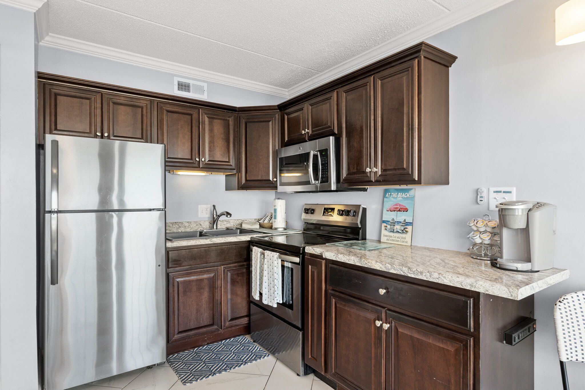 Coffee/tea maker, fridge, microwave, oven