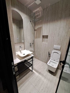 Executive Suite, City View | Bathroom | Free toiletries, hair dryer, slippers, towels - Hotel Shopi Residence (Elbasan)