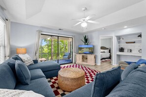 Living area - Tee & Tide | Golf + Sunset Beach Getaway (Sunset Beach)
