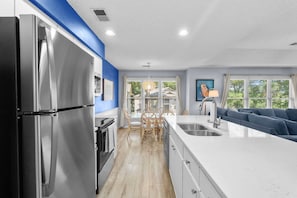 Private kitchen - Tee & Tide | Golf + Sunset Beach Getaway (Sunset Beach)