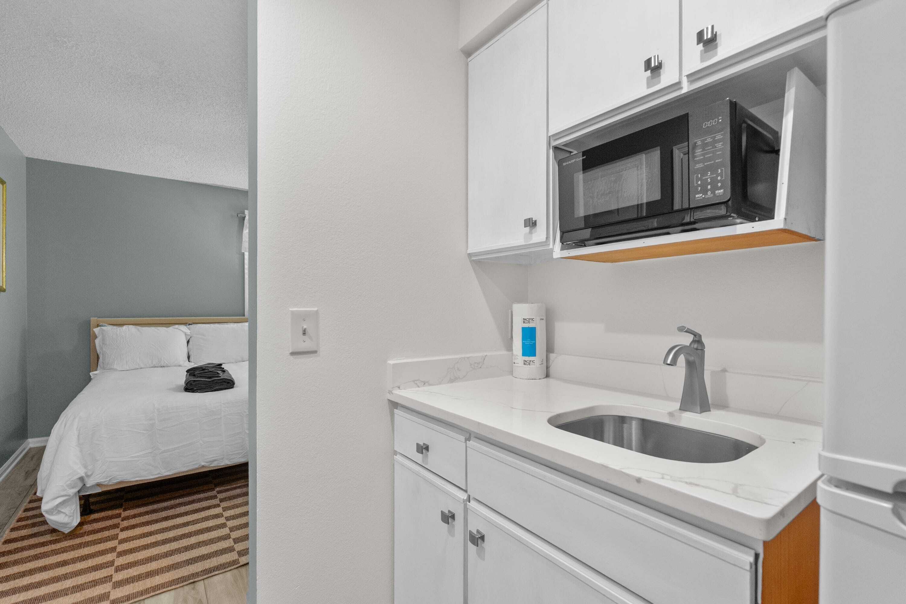 Coffee/tea maker, fridge, microwave, oven