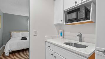 Coffee/tea maker, fridge, microwave, oven