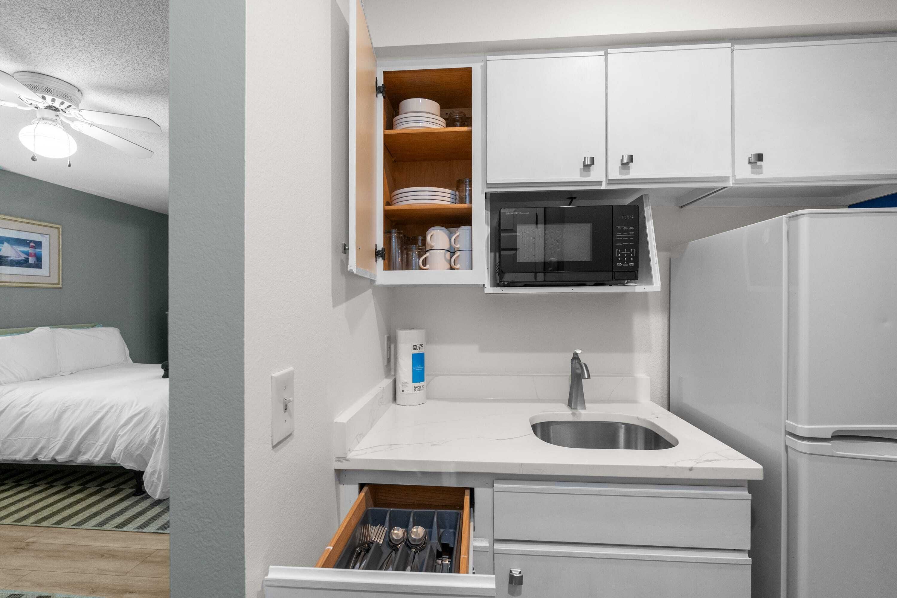 Coffee/tea maker, fridge, microwave, oven