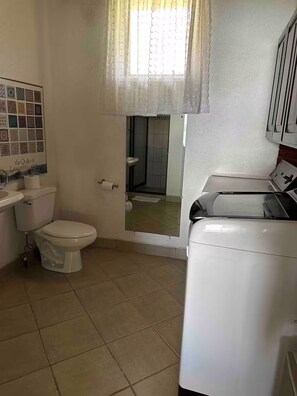 Towels, soap, toilet paper - Top View Cottage in Lake Arenal (Río Chiquito)
