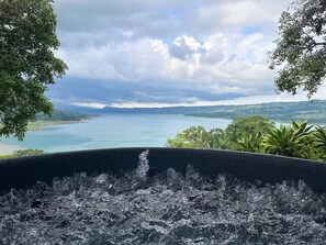 Outdoor spa tub - Top View Cottage in Lake Arenal (Río Chiquito)