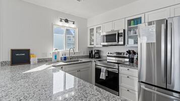Coffee/tea maker, fridge, microwave, stovetop