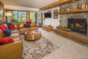 Smart TV, fireplace - NEW! Skycrest Mtn View | Ski, Hike, Soak, Repeat (Big Sky)