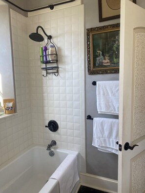 Sèche-cheveux, serviettes fournies, savon, papier toilette