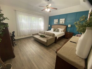 3 bedrooms, iron/ironing board, Internet, bed sheets - 3-bedroom Delaware Springs Home in Burnet Tx. (Burnet)