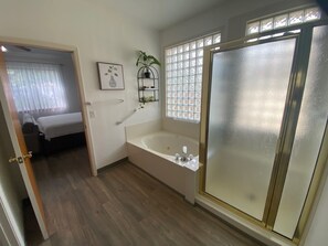 Jetted bath, hair dryer, towels, soap - 3-bedroom Delaware Springs Home in Burnet Tx. (Burnet)
