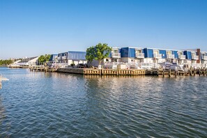 Ein Hotel am Wasser mit mehrstöckigen Gebäuden, angestaubten Booten und einer Pier, die sich ins Wasser erstreckt.