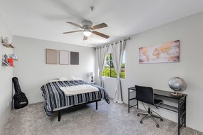 2 habitaciones, tabla de planchar con plancha, wifi y ropa de cama 