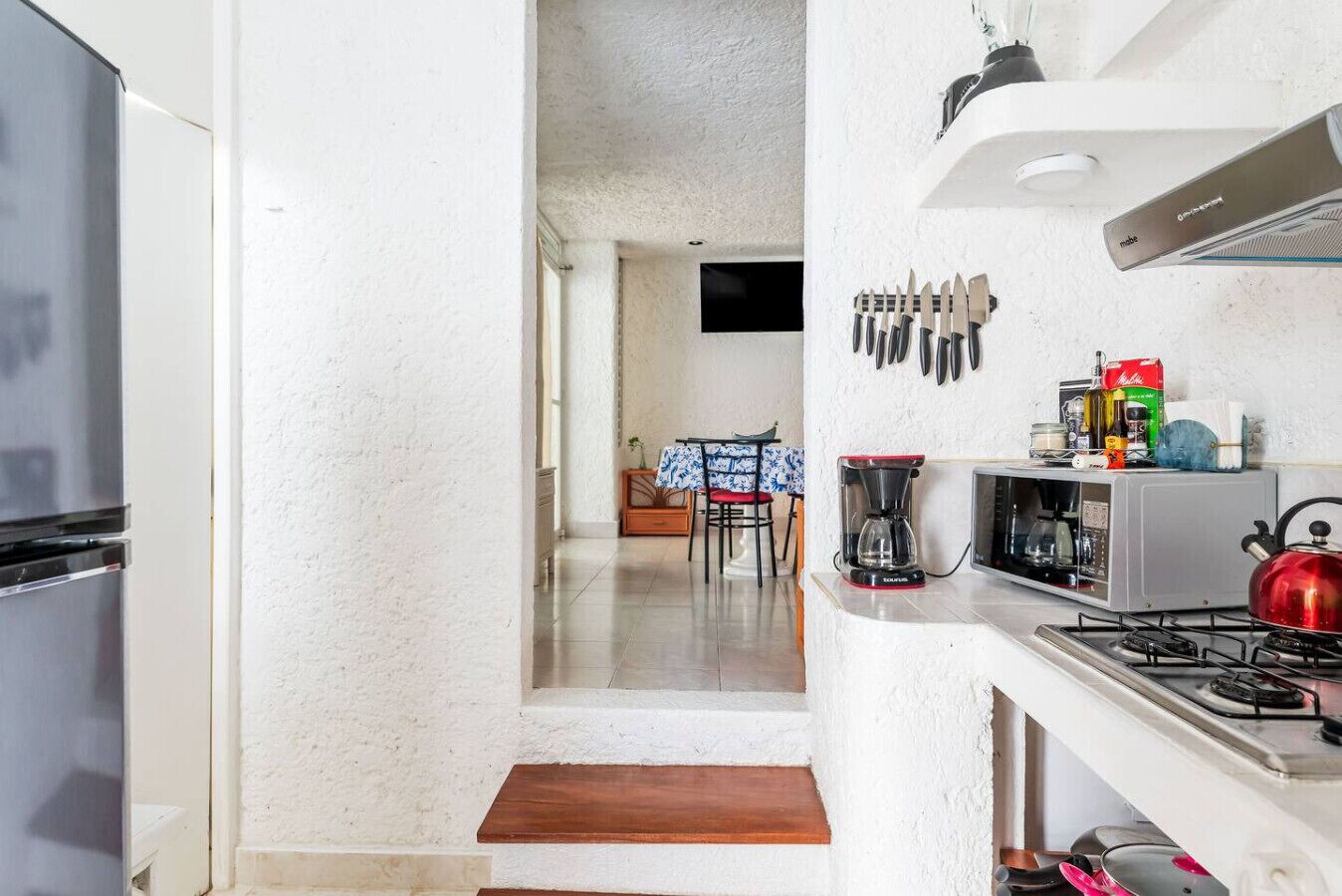 Cafetera/tetera, refrigerador, microondas, placa de cocina