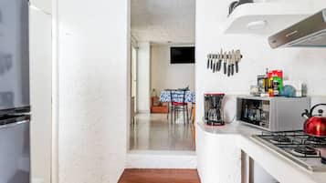 Cafetera/tetera, refrigerador, microondas, placa de cocina
