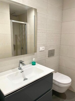 Een douche, een haardroger, handdoeken, zeep