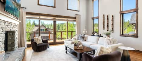 Smart TV, fireplace