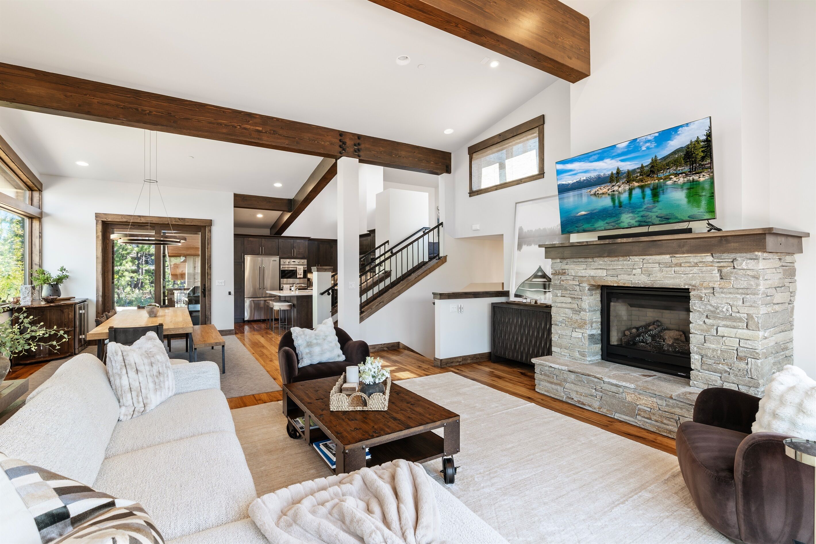 Smart TV, fireplace
