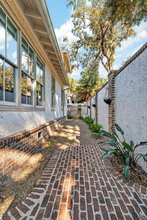 Property grounds - Village Oaks Escape – Walk to Sand & Village Pier (St Simons Island)