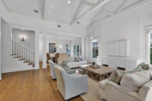 Smart TV, books - Village Oaks Escape – Walk to Sand & Village Pier (St Simons Island)
