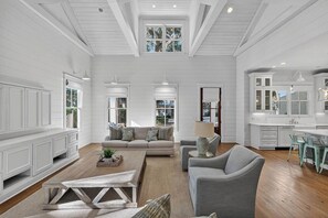 Smart TV, books - Village Oaks Escape – Walk to Sand & Village Pier (St Simons Island)