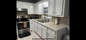 Private kitchen - Delightful 2-bedroom apartment with AC in Edinburg (Edinburg)
