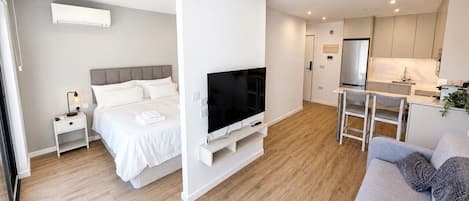 Desk, iron/ironing board, WiFi, bed sheets