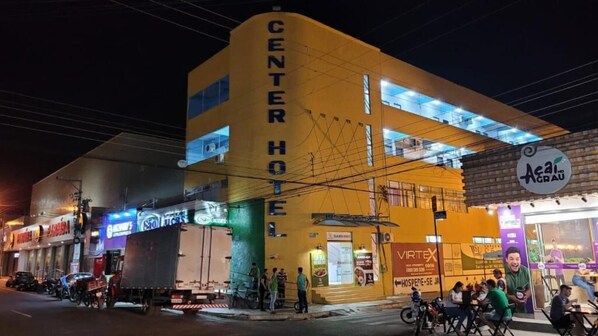 Un edificio de varios pisos con un letrero que dice 'CENTER HOTEL'.