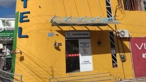 A yellow building with a sign reading 'CENTER HOTEL' on the side. - Center Hotel Picos (Picos)