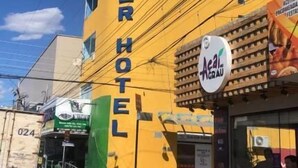 A yellow building with a sign reading 'CENTER HOTEL' and a sign for 'Acerraú' restaurant. - Center Hotel Picos (Picos)