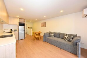 TV - Cosy City Stay with Shared Sauna Access (Christchurch)